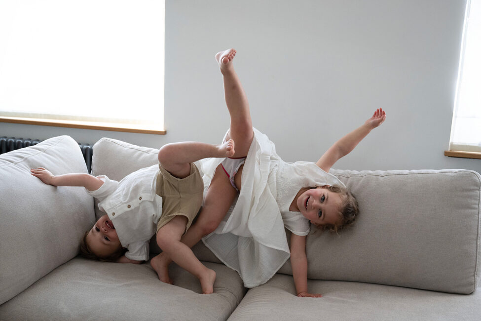Photographe life style à Saint-Quentin capturant une séance naturelle entre frères et sœurs