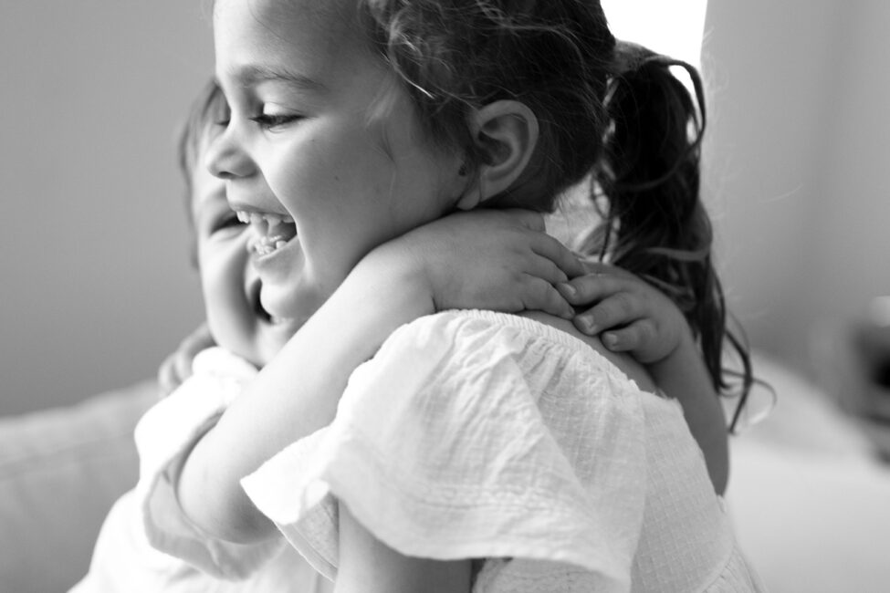 Photo en noir et blanc d’un moment de tendresse familiale capté à Saint-Quentin en mode life style