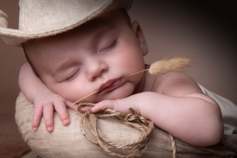 Photo nouveau-né allongé, capturés avec douceur par Maud Lefevre, photographe naissance à Saint-Quentin