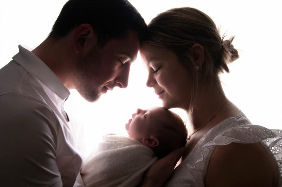 Séance photo famille en lumière naturelle dans un parc près de Saint-Quentin