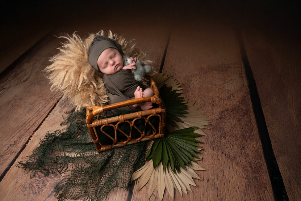 Photo cocooning d’un bébé apaisé lors d’une séance en studio professionnel
