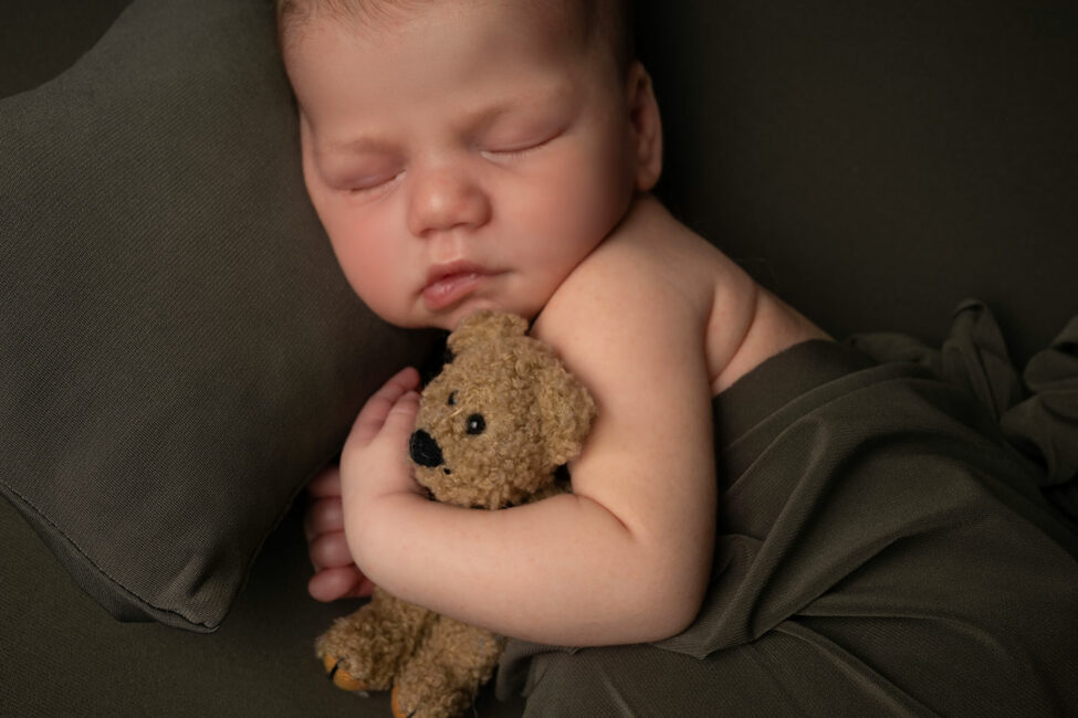 Photographe bébé Saint-Quentin spécialisée dans les portraits délicats et poétiques