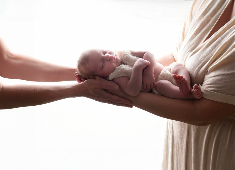 Photographe naissance à Saint-Quentin saisissant la fragilité et la beauté des premiers instants
