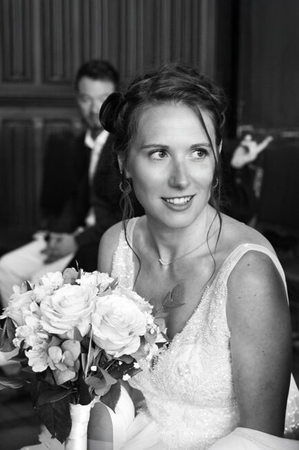 Photo artistique de la mariée en noir et blanc pour un rendu intemporel
