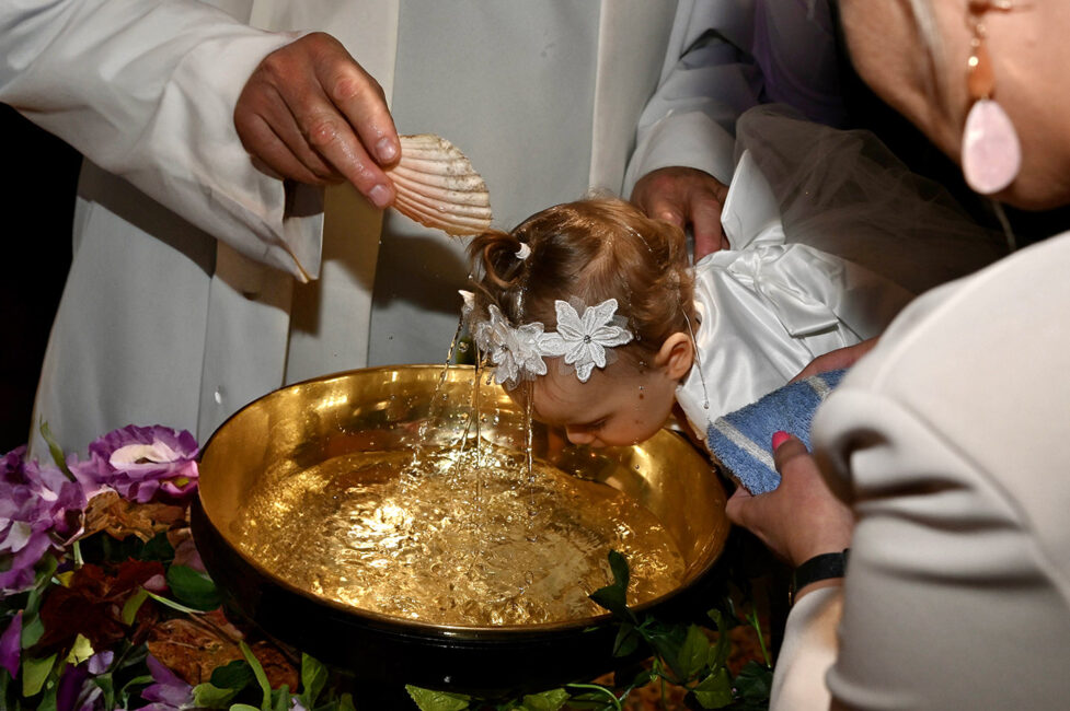 Shooting photo baptême immortalisant des moments précieux avec parents et parrains