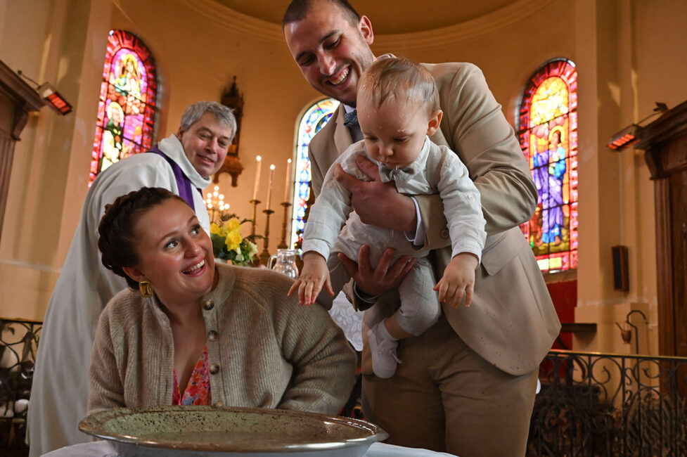 Portrait tendre d’un enfant lors de son bapteme, réalisé par une photographe professionnelle