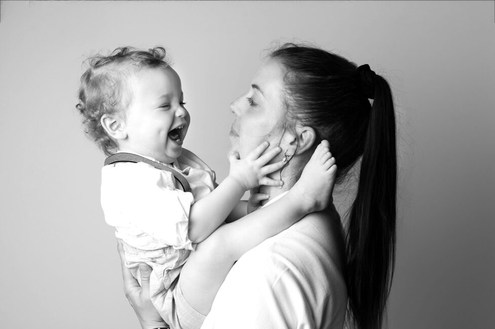 Portrait en noir et blanc d’une famille, réalisé par une photographe professionnelle
