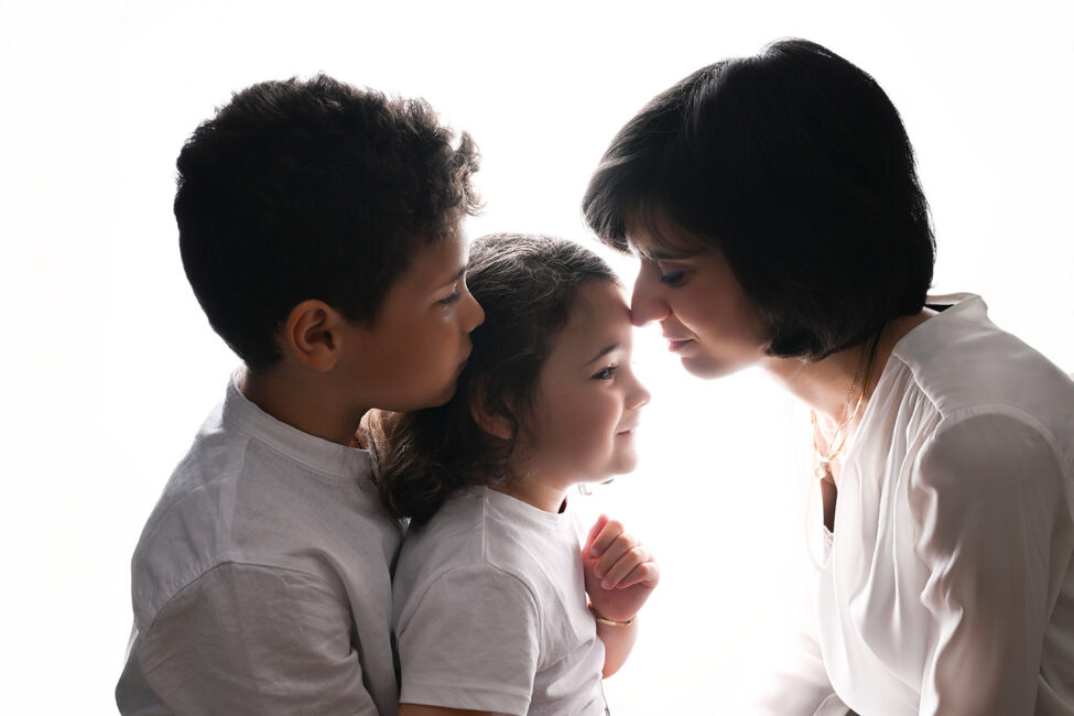 Séance photo artistique de famille avec une lumière douce et naturelle