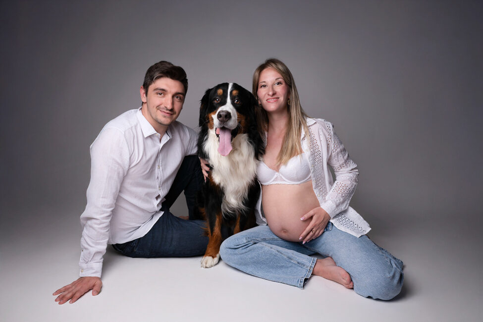 Séance photo maternité en couple, immortalisant amour et tendresse