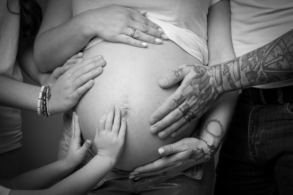 Photographe professionnelle grossesse capturant la magie de l’attente d’un enfant