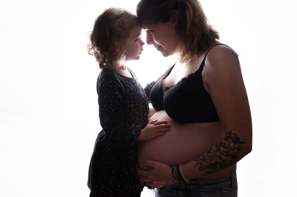 Cliché tendre d’une future maman en intérieur, dans une ambiance chaleureuse