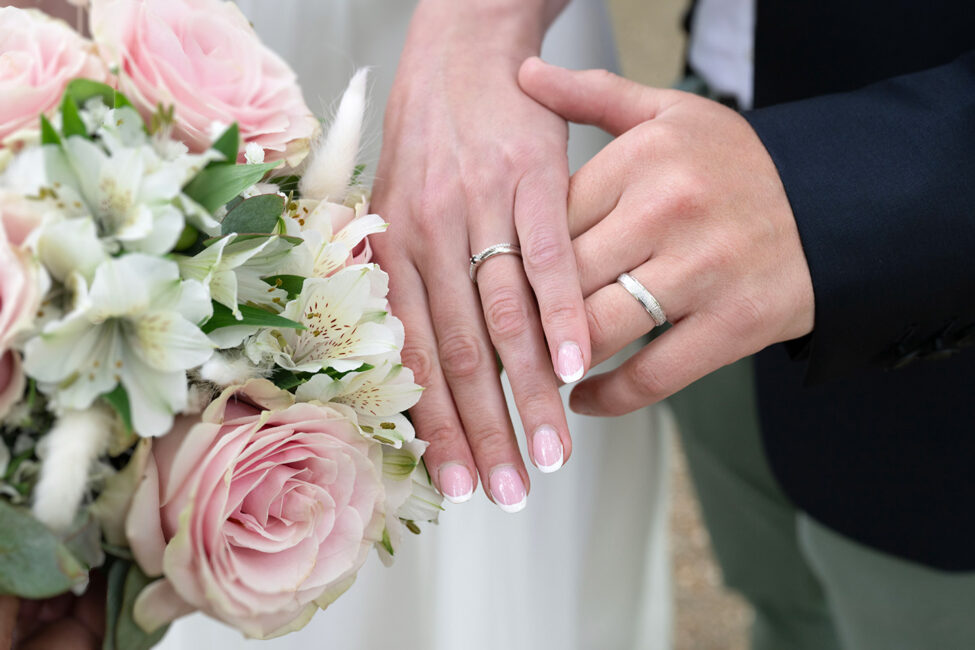 Photographe mariage à Saint-Quentin immortalisant les alliances et les petits détails de la journée
