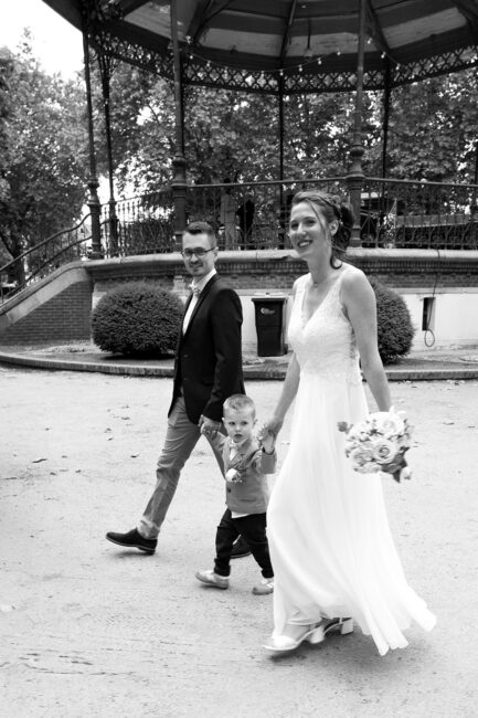 Cliché romantique des mariés main dans la main après la cérémonie