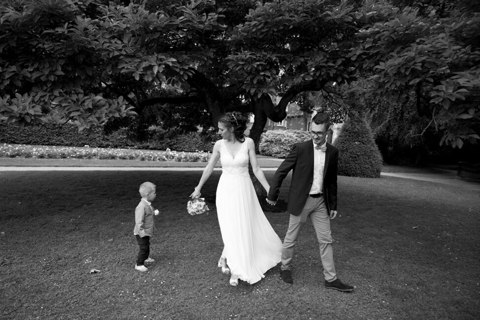 Photographe professionnelle mariage à Saint-Quentin saisissant les instants de complicité du couple