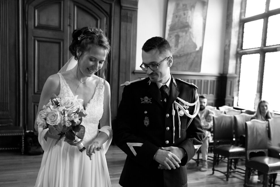 Cliché artistique d’un échange de regards tendres entre mariés