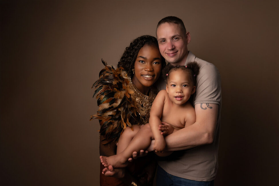 Photographe famille à Saint-Quentin captant un câlin tendre entre parents et enfants