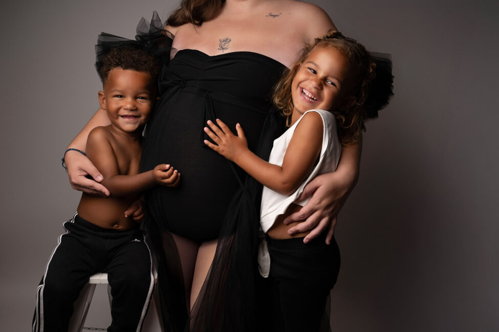 Photographe grossesse spécialisée à Saint-Quentin réalisant des portraits lumineux et authentiques