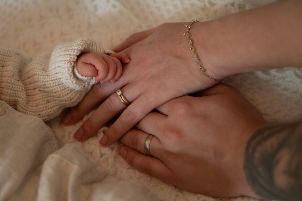 Séance photo life style naturelle et chaleureuse dans l’intimité du foyer